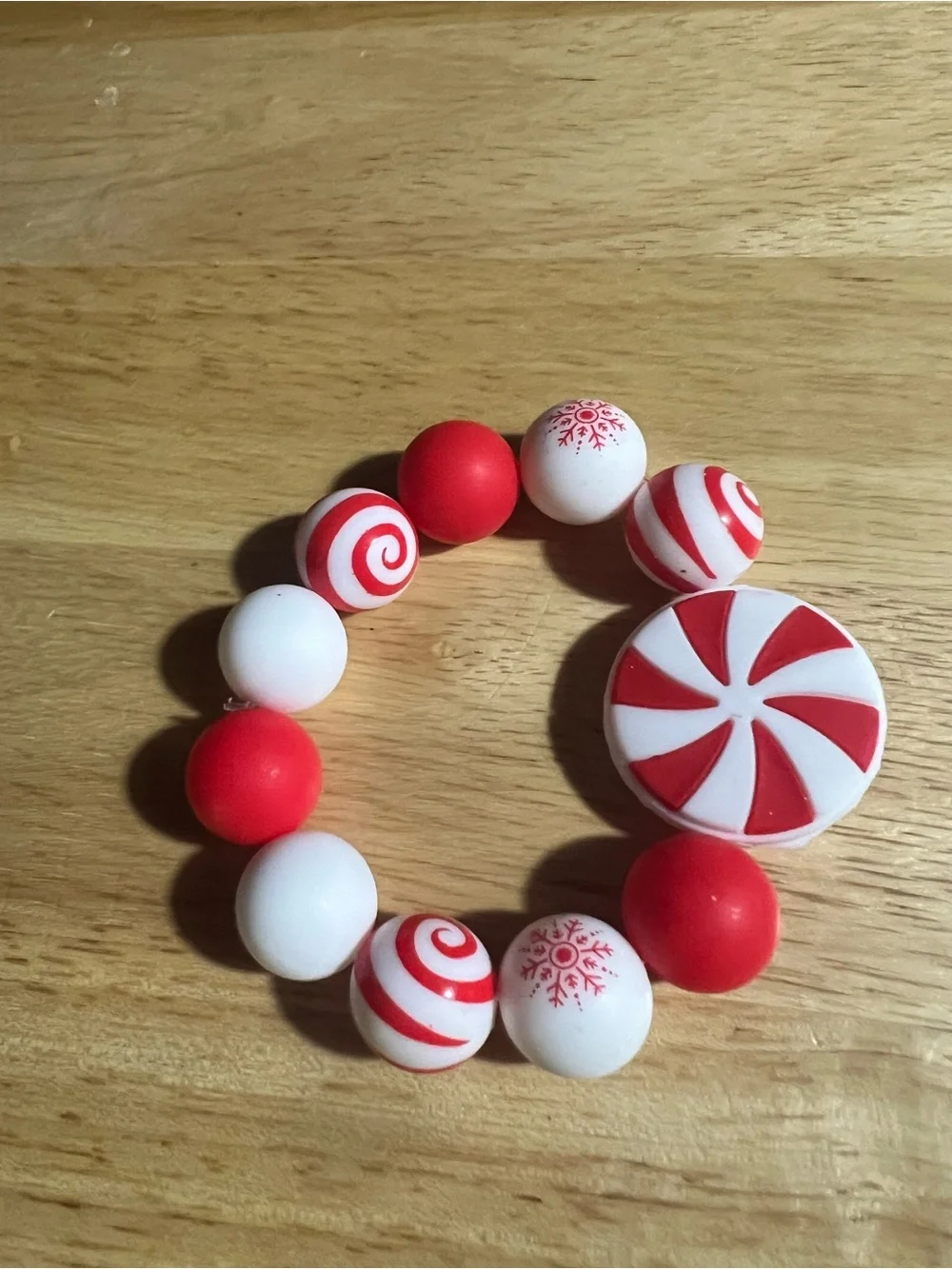 Kids Red & White Candy Bead Bracelet - Brand Unknown B259